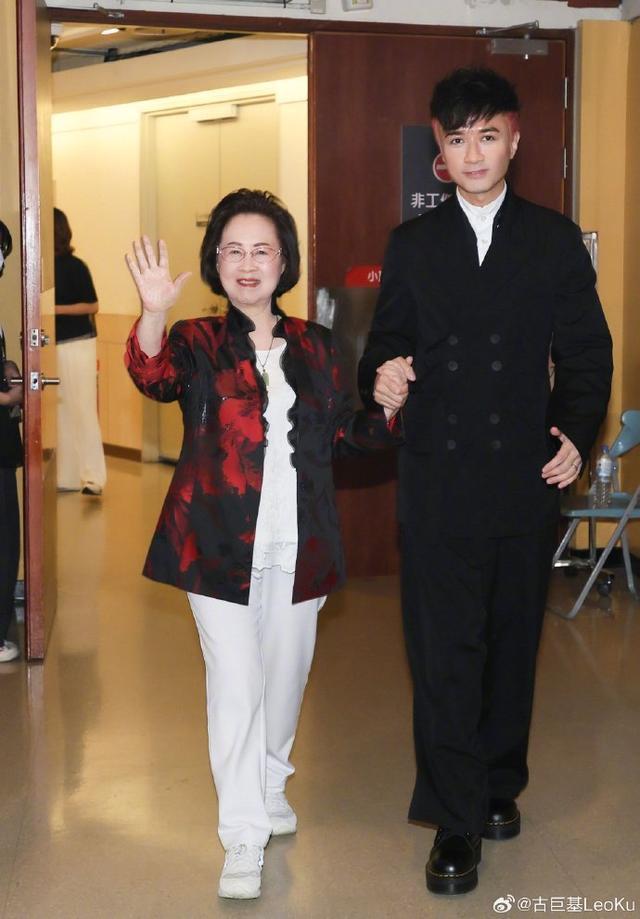 古巨基晒与琼瑶合影 携家人见面写长文表达感激