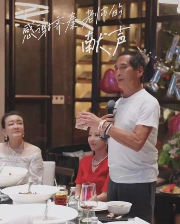 63岁齐秦近况曝光，现身酒会老得脱相认不出，与美女富婆显亲昵
