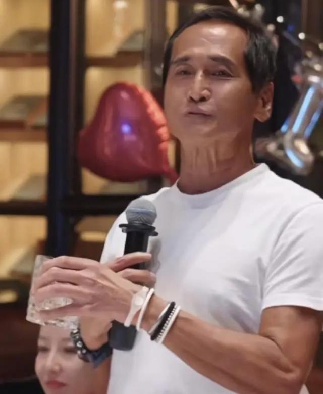 63岁齐秦近况曝光，现身酒会老得脱相认不出，与美女富婆显亲昵