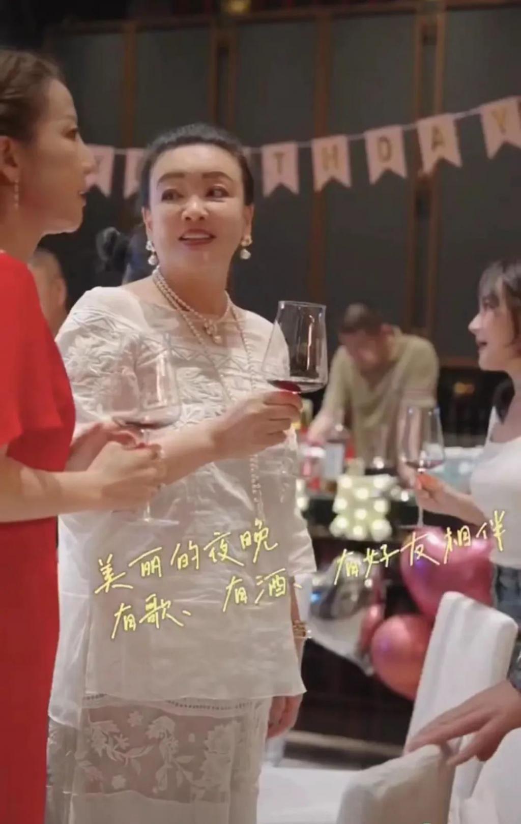 63岁齐秦近况曝光，现身酒会老得脱相认不出，与美女富婆显亲昵