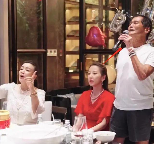 63岁齐秦近况曝光，现身酒会老得脱相认不出，与美女富婆显亲昵