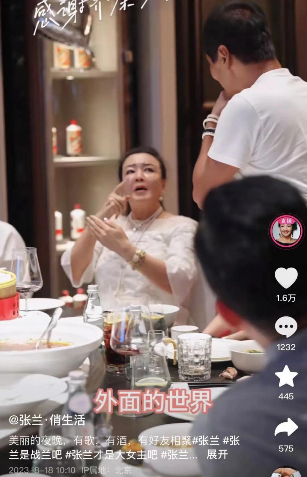 63岁齐秦近况曝光，现身酒会老得脱相认不出，与美女富婆显亲昵