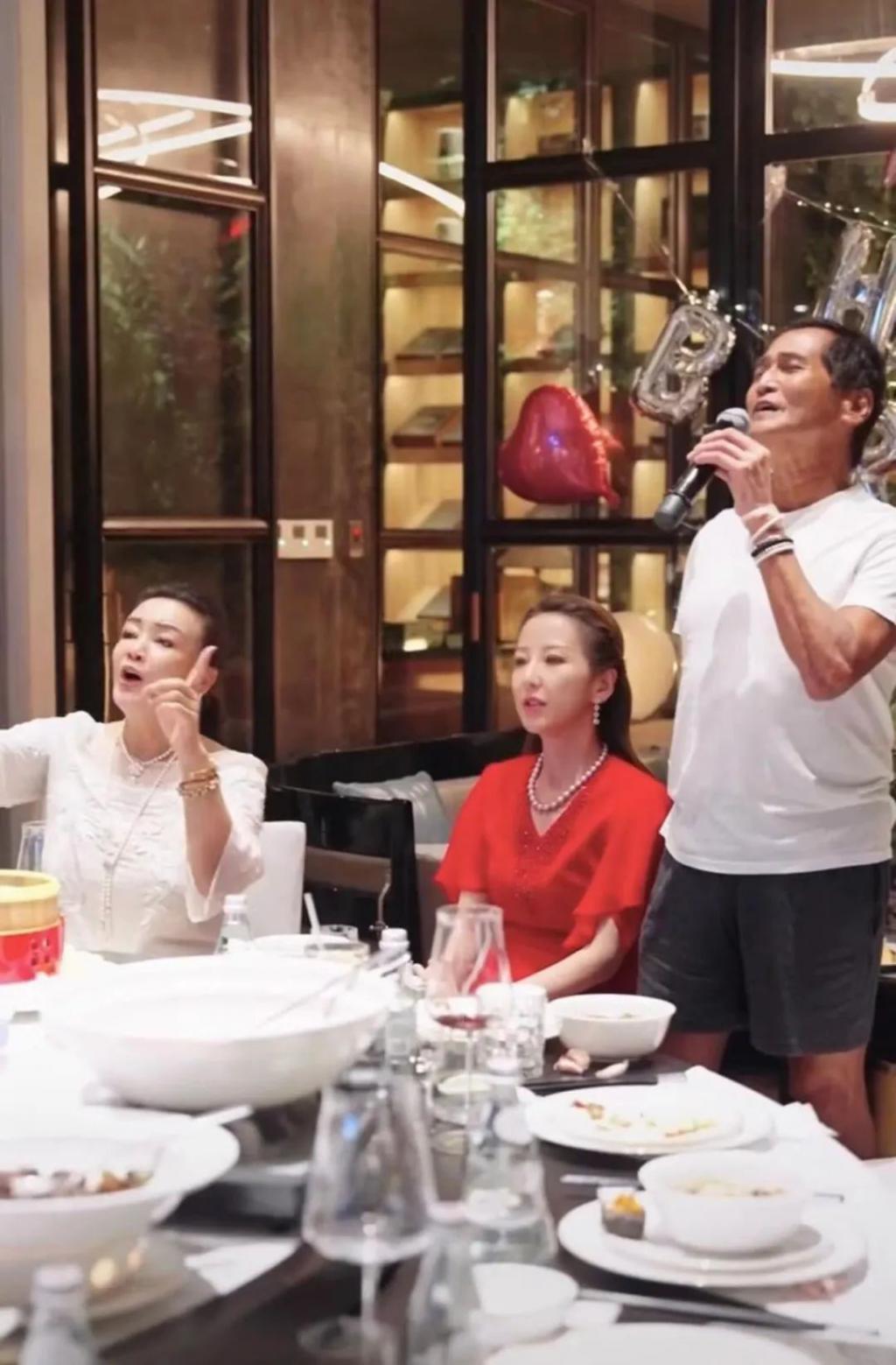 63岁齐秦近况曝光，现身酒会老得脱相认不出，与美女富婆显亲昵