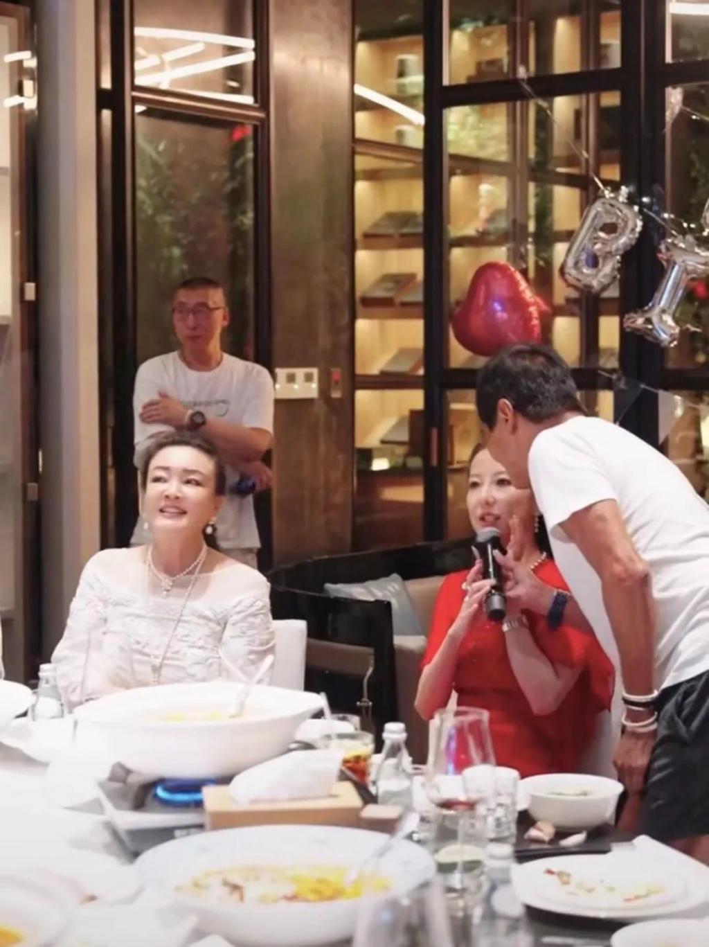 63岁齐秦近况曝光，现身酒会老得脱相认不出，与美女富婆显亲昵