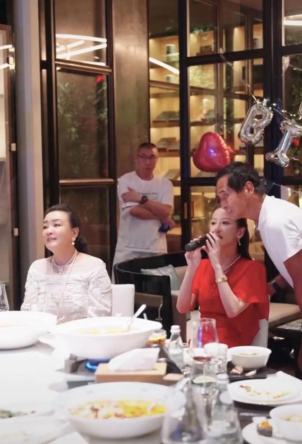 63岁齐秦近况曝光，现身酒会老得脱相认不出，与美女富婆显亲昵