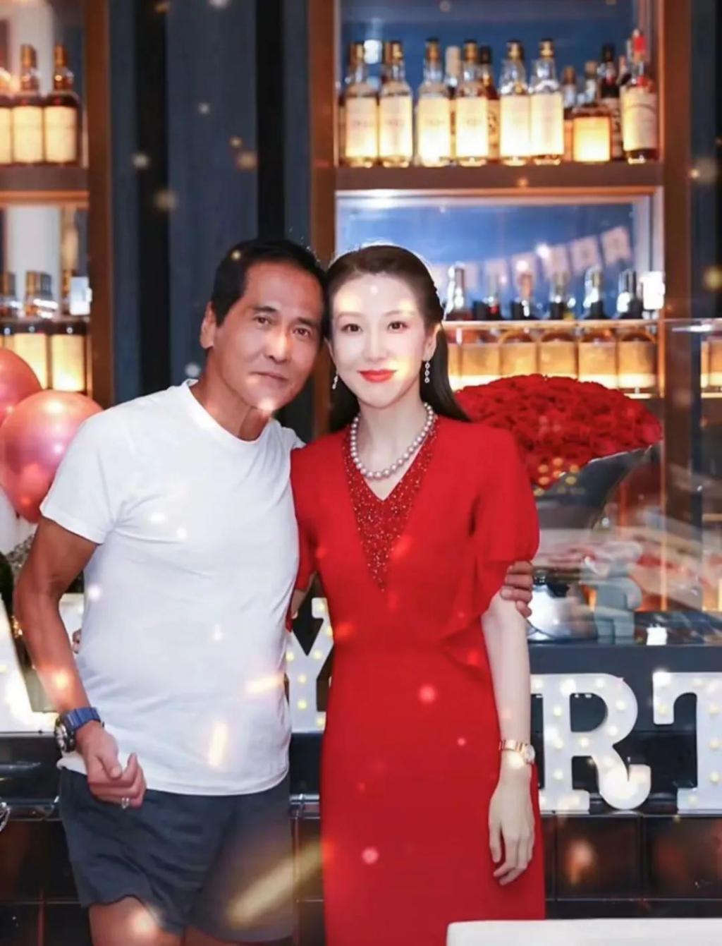 63岁齐秦近况曝光，现身酒会老得脱相认不出，与美女富婆显亲昵
