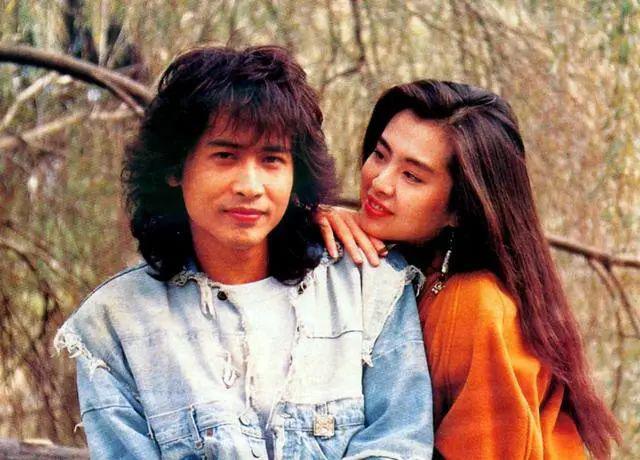 63岁齐秦近况曝光，现身酒会老得脱相认不出，与美女富婆显亲昵