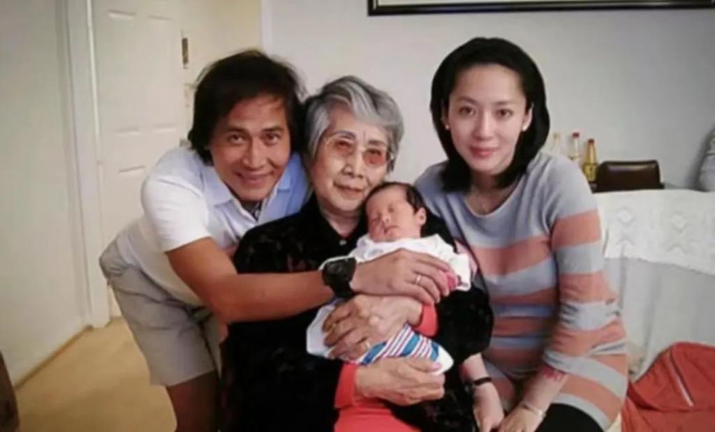 63岁齐秦近况曝光，现身酒会老得脱相认不出，与美女富婆显亲昵