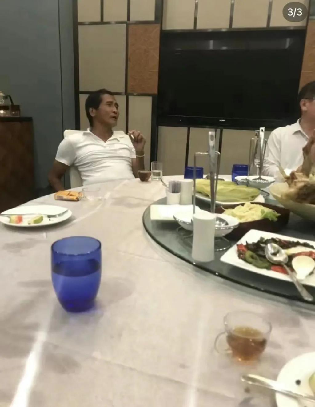 63岁齐秦近况曝光，现身酒会老得脱相认不出，与美女富婆显亲昵