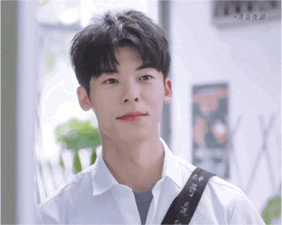 他的脸，怎么突然这么硅胶了？