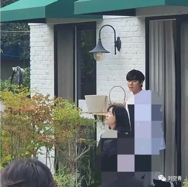 他的脸，怎么突然这么硅胶了？
