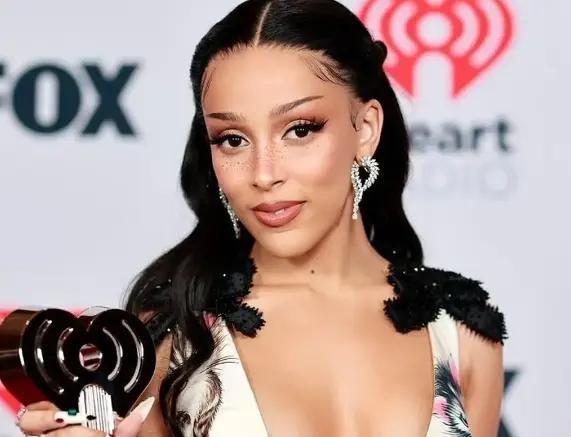 当红女歌手发疯骂粉丝，无脑维护男友，一月内狂掉50万粉