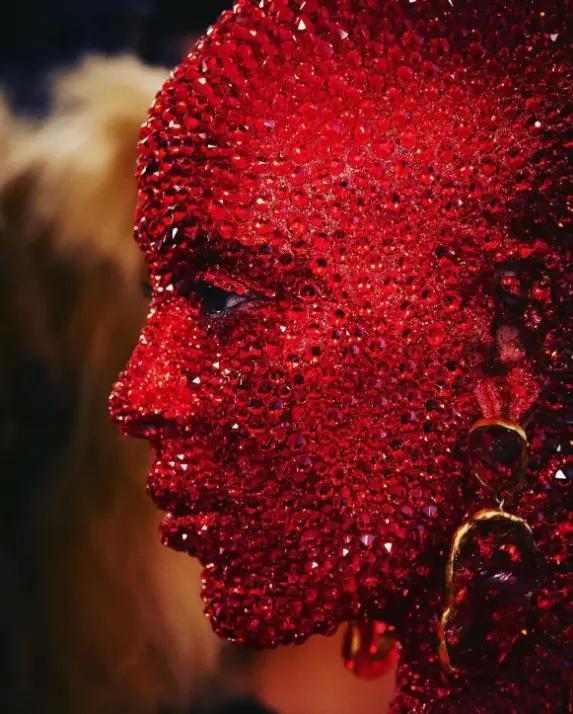 当红女歌手发疯骂粉丝，无脑维护男友，一月内狂掉50万粉