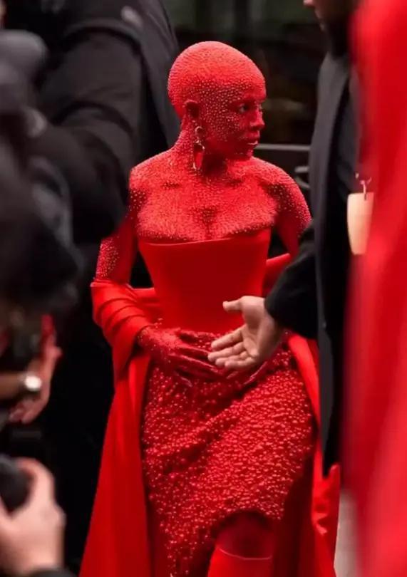 当红女歌手发疯骂粉丝，无脑维护男友，一月内狂掉50万粉