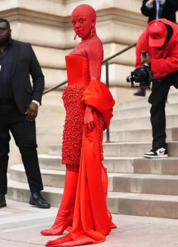 当红女歌手发疯骂粉丝，无脑维护男友，一月内狂掉50万粉