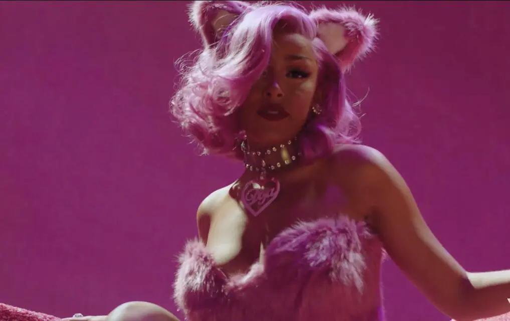 当红女歌手发疯骂粉丝，无脑维护男友，一月内狂掉50万粉