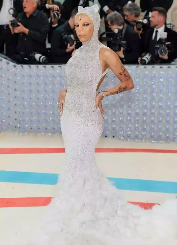 当红女歌手发疯骂粉丝，无脑维护男友，一月内狂掉50万粉