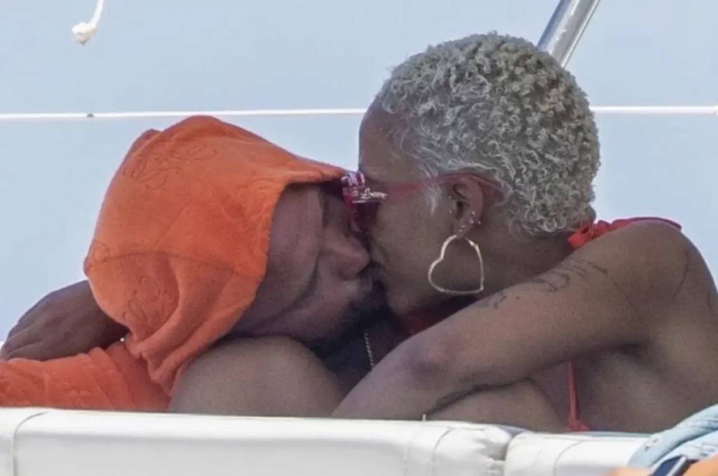 当红女歌手发疯骂粉丝，无脑维护男友，一月内狂掉50万粉