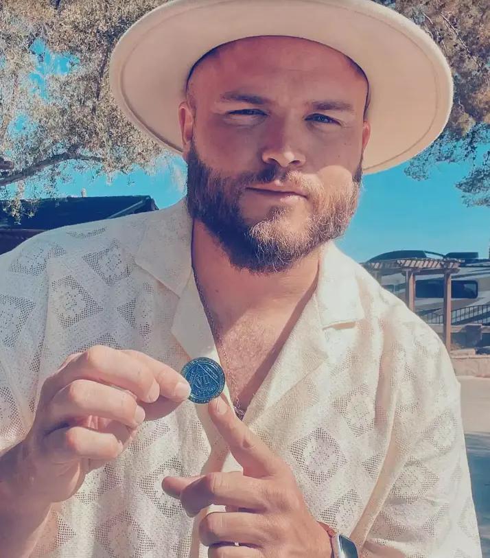 当红女歌手发疯骂粉丝，无脑维护男友，一月内狂掉50万粉