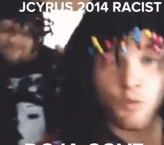 当红女歌手发疯骂粉丝，无脑维护男友，一月内狂掉50万粉