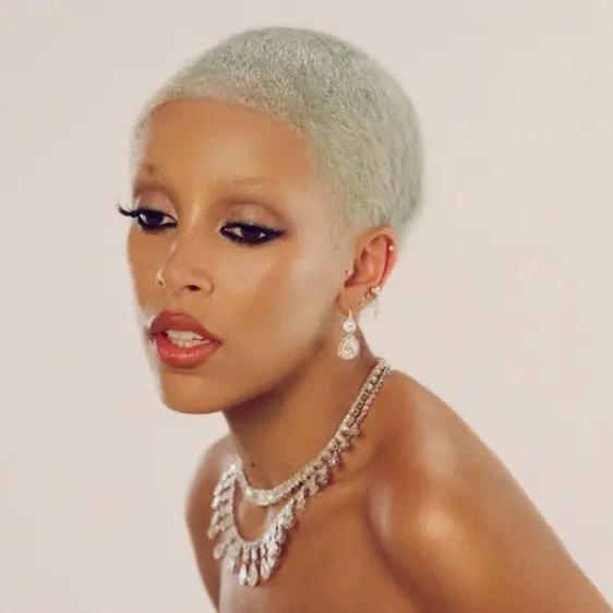 当红女歌手发疯骂粉丝，无脑维护男友，一月内狂掉50万粉