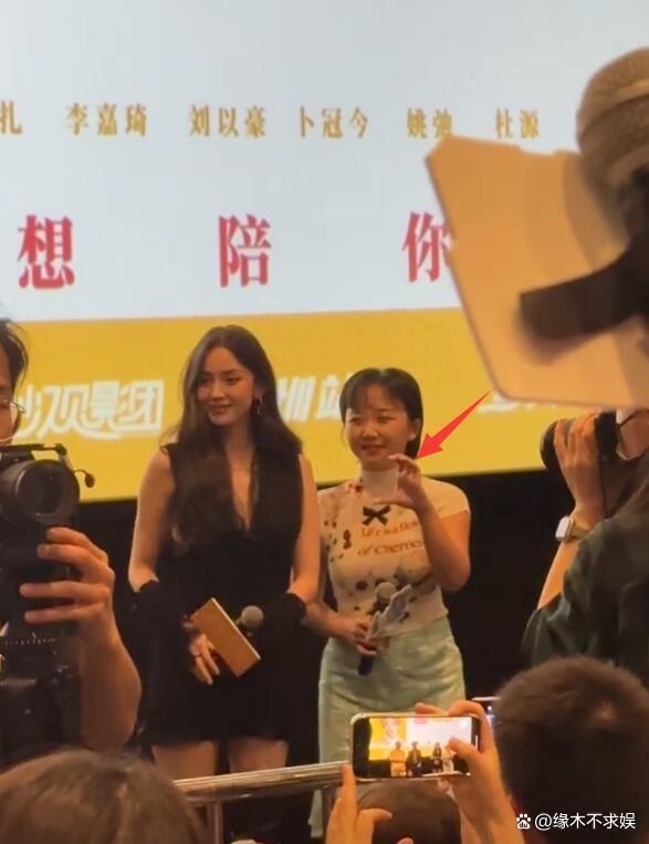 古力娜扎出席首映礼，被指不尊重女二李嘉琦，真空装上阵勒出赘肉