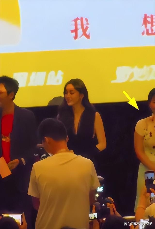 古力娜扎出席首映礼，被指不尊重女二李嘉琦，真空装上阵勒出赘肉