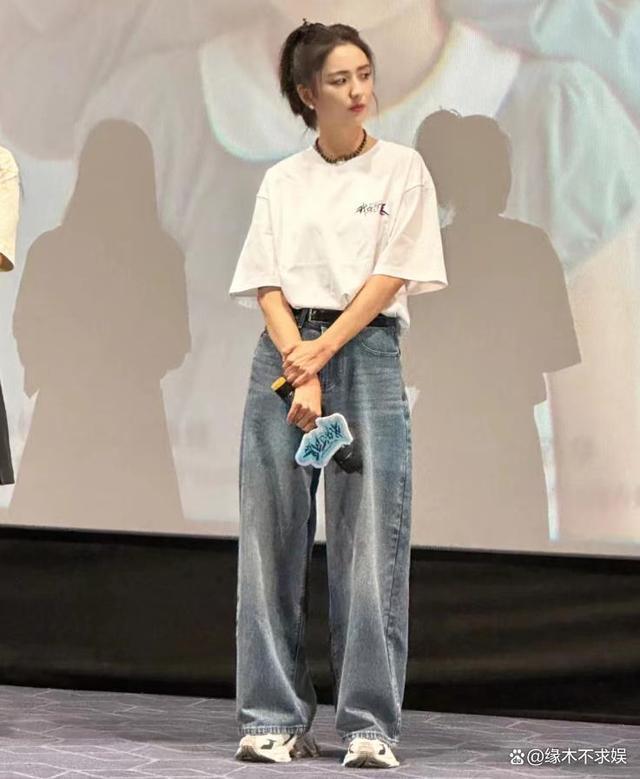 40岁佟丽娅成都路演引质疑，生图皱纹多，全程无精打采态令人担忧