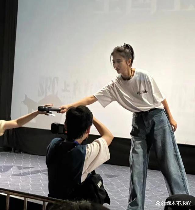 40岁佟丽娅成都路演引质疑，生图皱纹多，全程无精打采态令人担忧