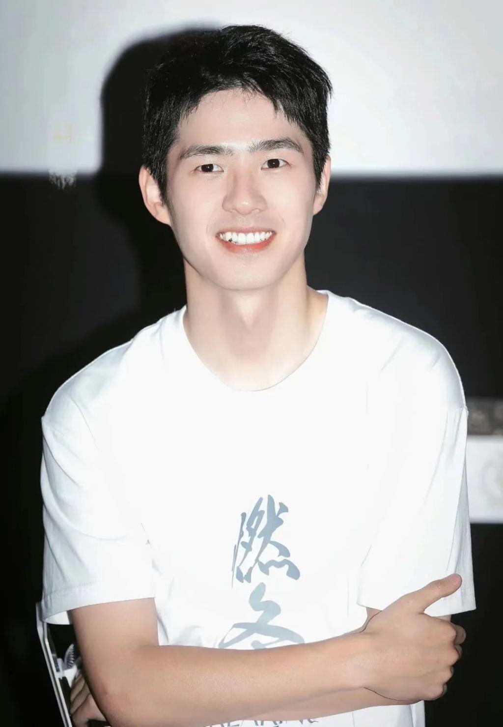 周冬雨刘昊然《燃冬》首映礼避嫌，男方冷脸回避，气氛尴尬