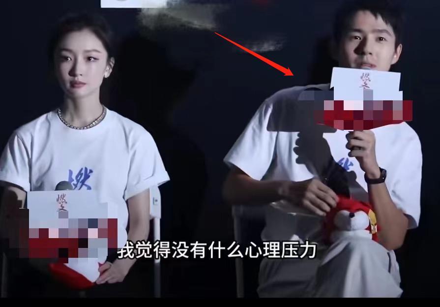 周冬雨刘昊然《燃冬》首映礼避嫌，男方冷脸回避，气氛尴尬