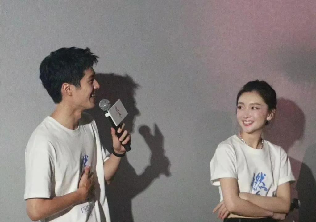 周冬雨刘昊然《燃冬》首映礼避嫌，男方冷脸回避，气氛尴尬