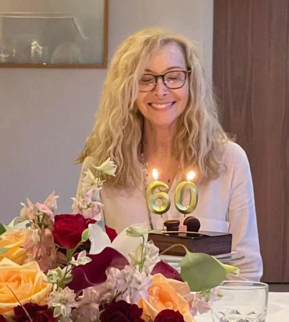 你最爱的女孩60岁了,她还和过去一样酷