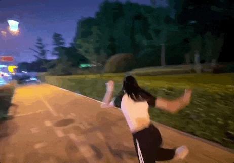 你最爱的女孩60岁了,她还和过去一样酷