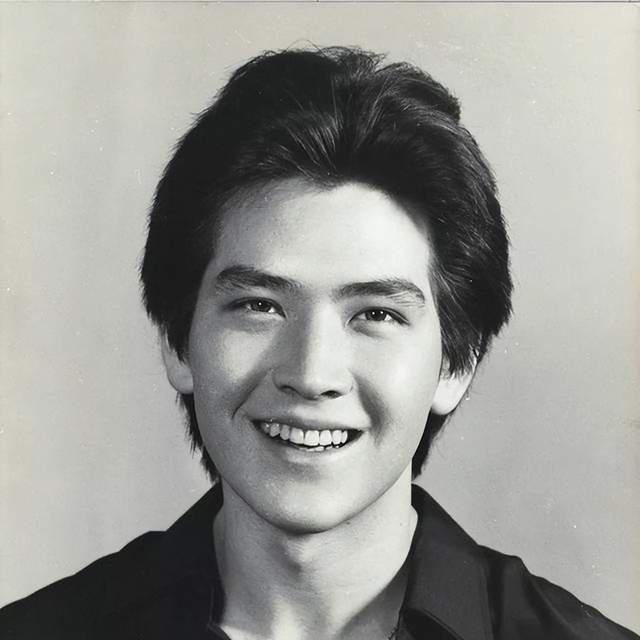 妈妈的偶像在秀胸肌，我的爱豆在牢里踩缝纫机
