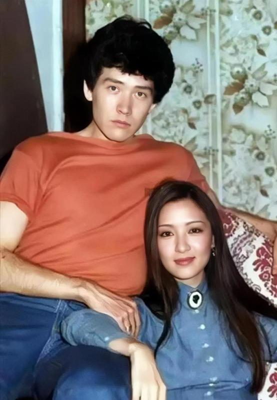 妈妈的偶像在秀胸肌，我的爱豆在牢里踩缝纫机