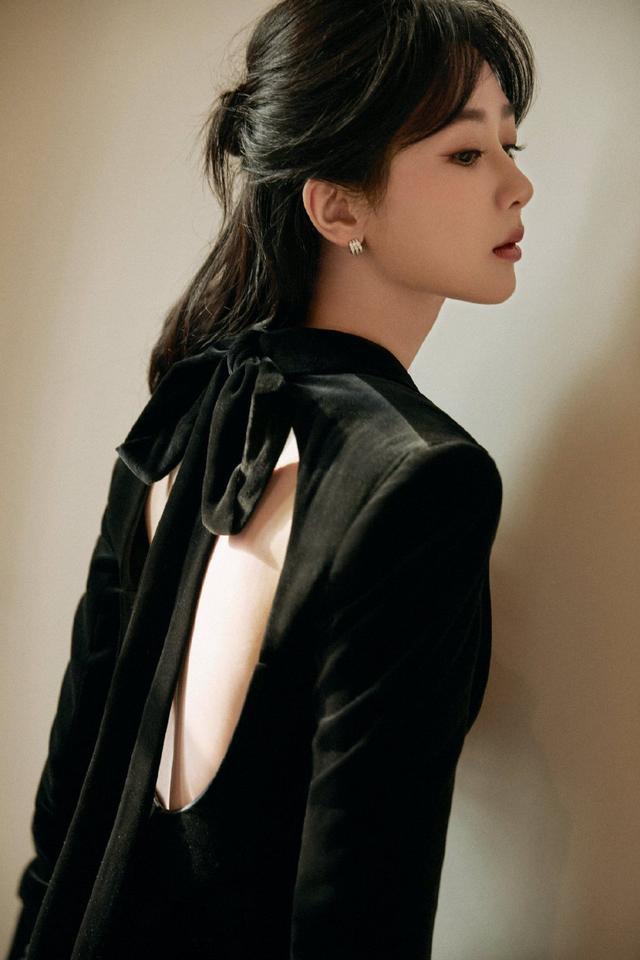 美女霸总既视感！杨紫穿黑丝绒露背西装优雅不失性感