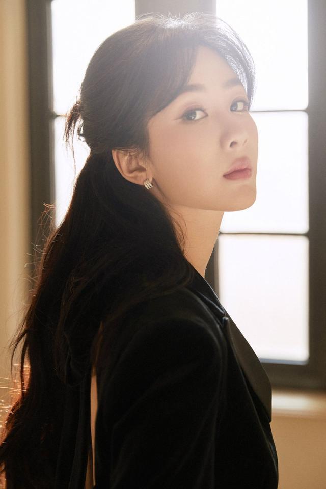 美女霸总既视感！杨紫穿黑丝绒露背西装优雅不失性感