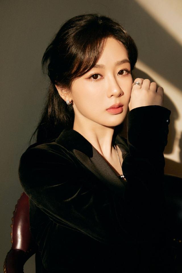 美女霸总既视感！杨紫穿黑丝绒露背西装优雅不失性感