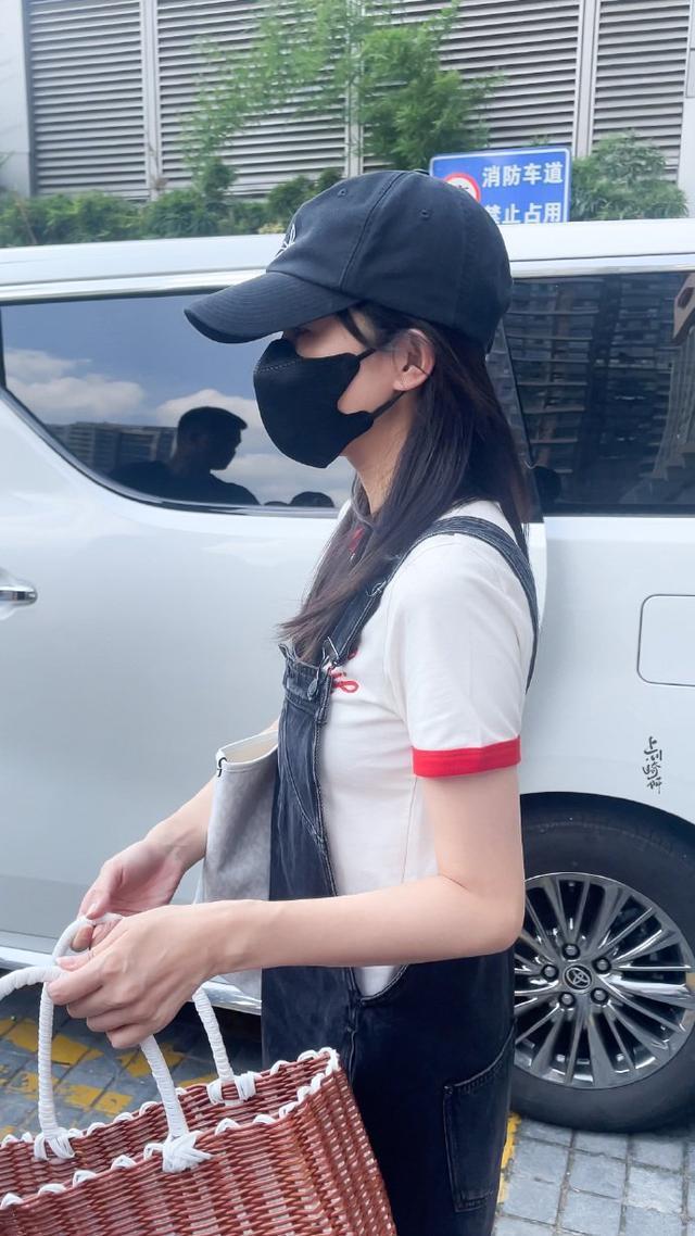 白鹿《北上》上班路透曝光 头戴鸭舌帽身穿背带裤