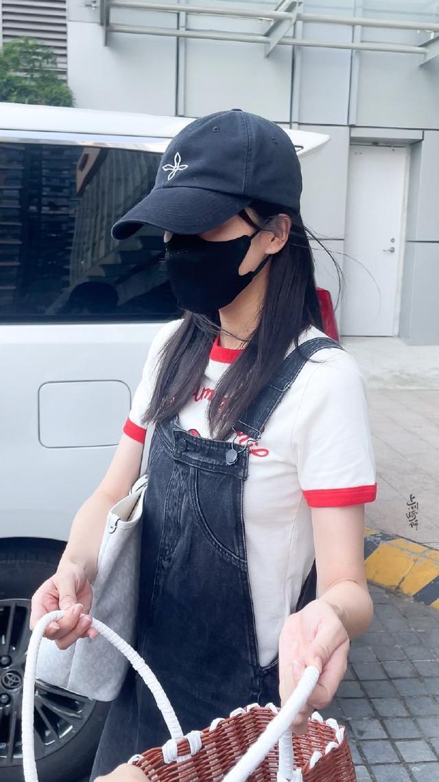白鹿《北上》上班路透曝光 头戴鸭舌帽身穿背带裤