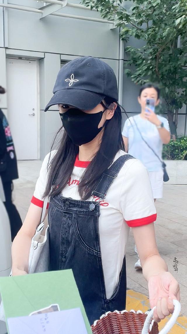 白鹿《北上》上班路透曝光 头戴鸭舌帽身穿背带裤
