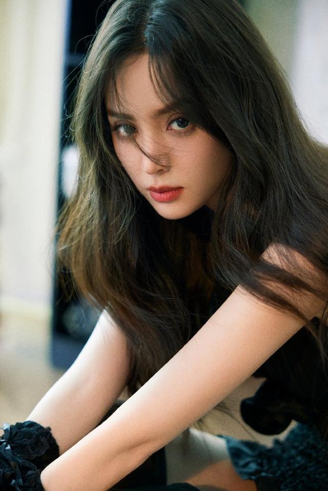娜扎出席电影《爱宠奇缘》首映全黑造型清冷美艳