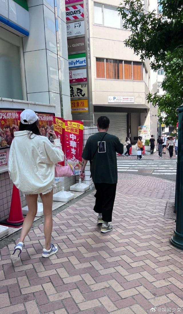 中国网友日本偶遇鹿晗关晓彤 小情侣穿着休闲低调恩爱