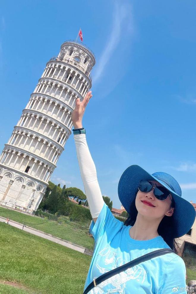 韩雪分享美照超养眼,与比萨斜塔互动俏皮可爱