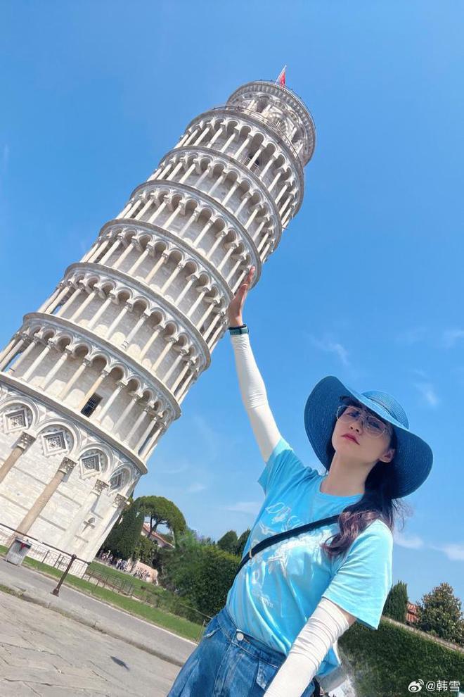 韩雪分享美照超养眼,与比萨斜塔互动俏皮可爱