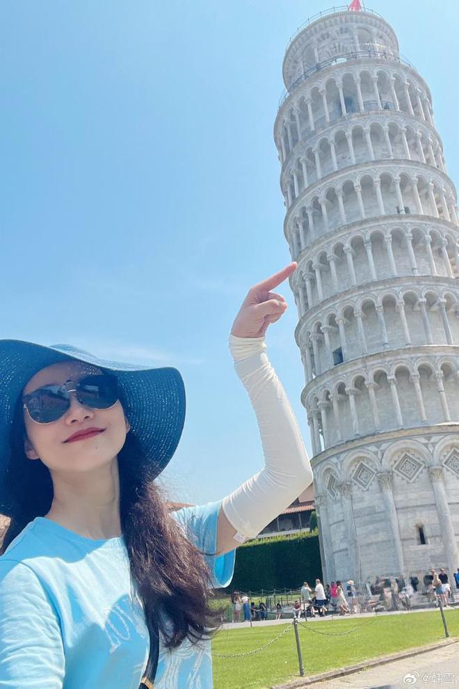 韩雪分享美照超养眼,与比萨斜塔互动俏皮可爱
