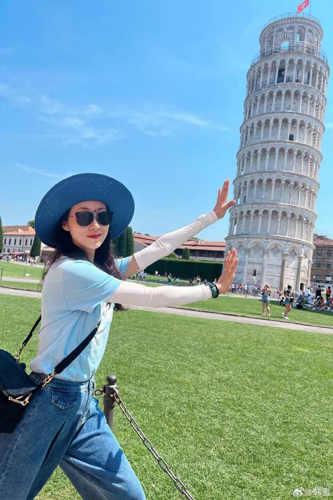 韩雪分享美照超养眼,与比萨斜塔互动俏皮可爱