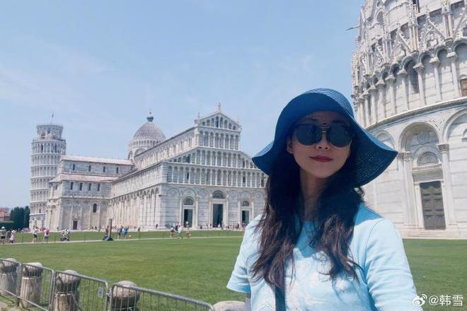 韩雪分享美照超养眼,与比萨斜塔互动俏皮可爱