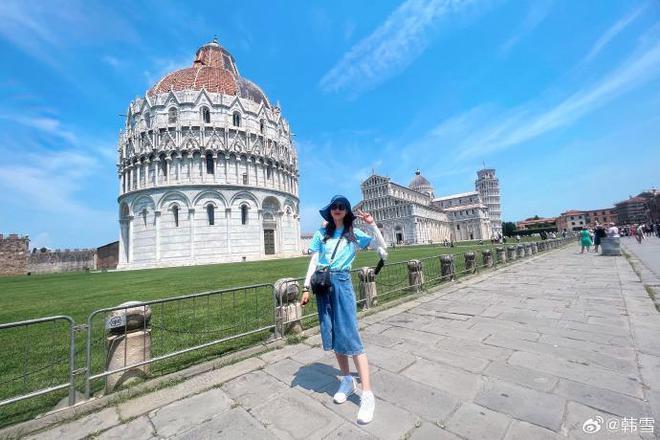 韩雪分享美照超养眼,与比萨斜塔互动俏皮可爱